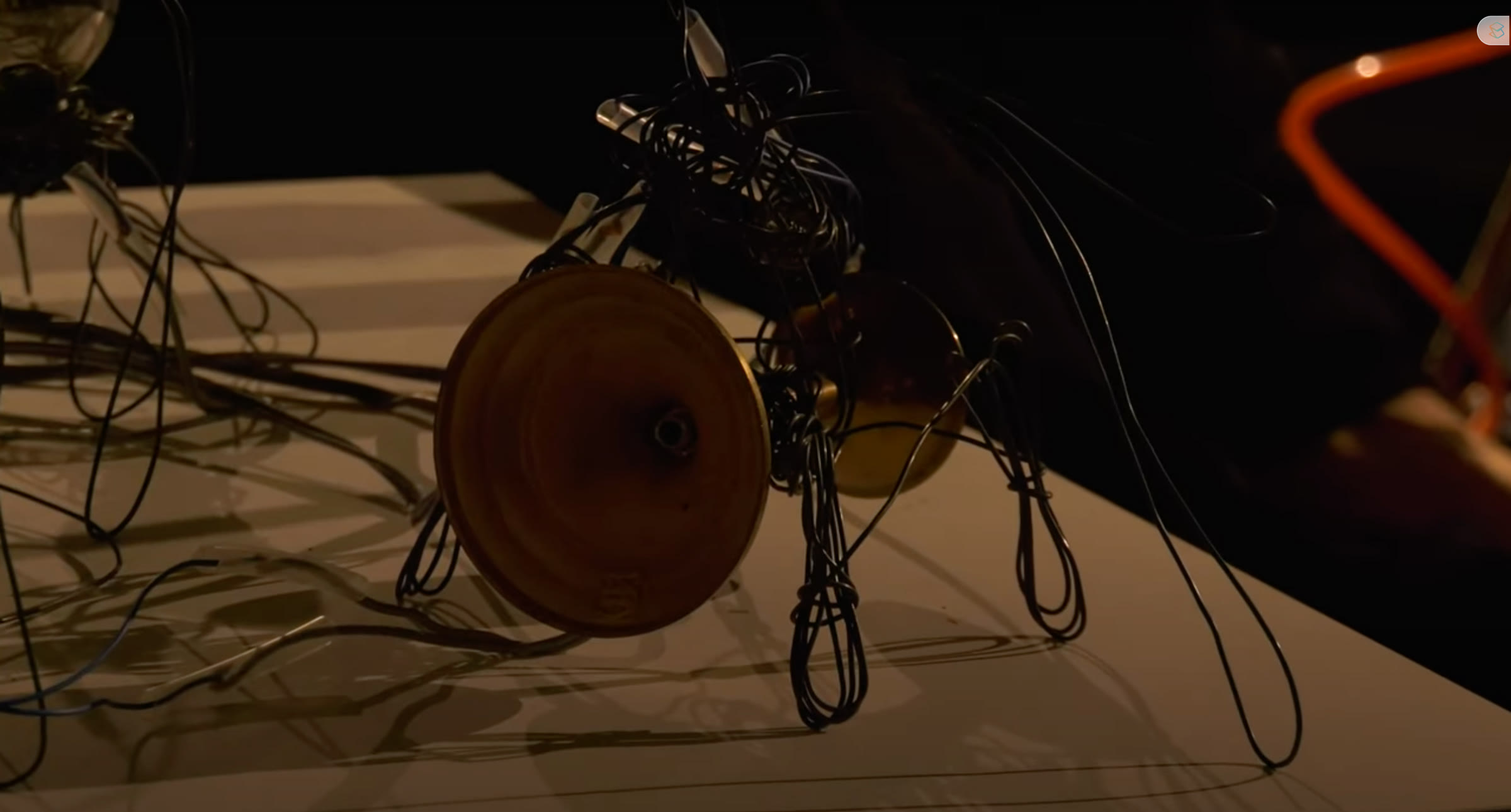 L'art sonore néo-archaïque: [47.070973687278595, 15.44262131754548] R2000m